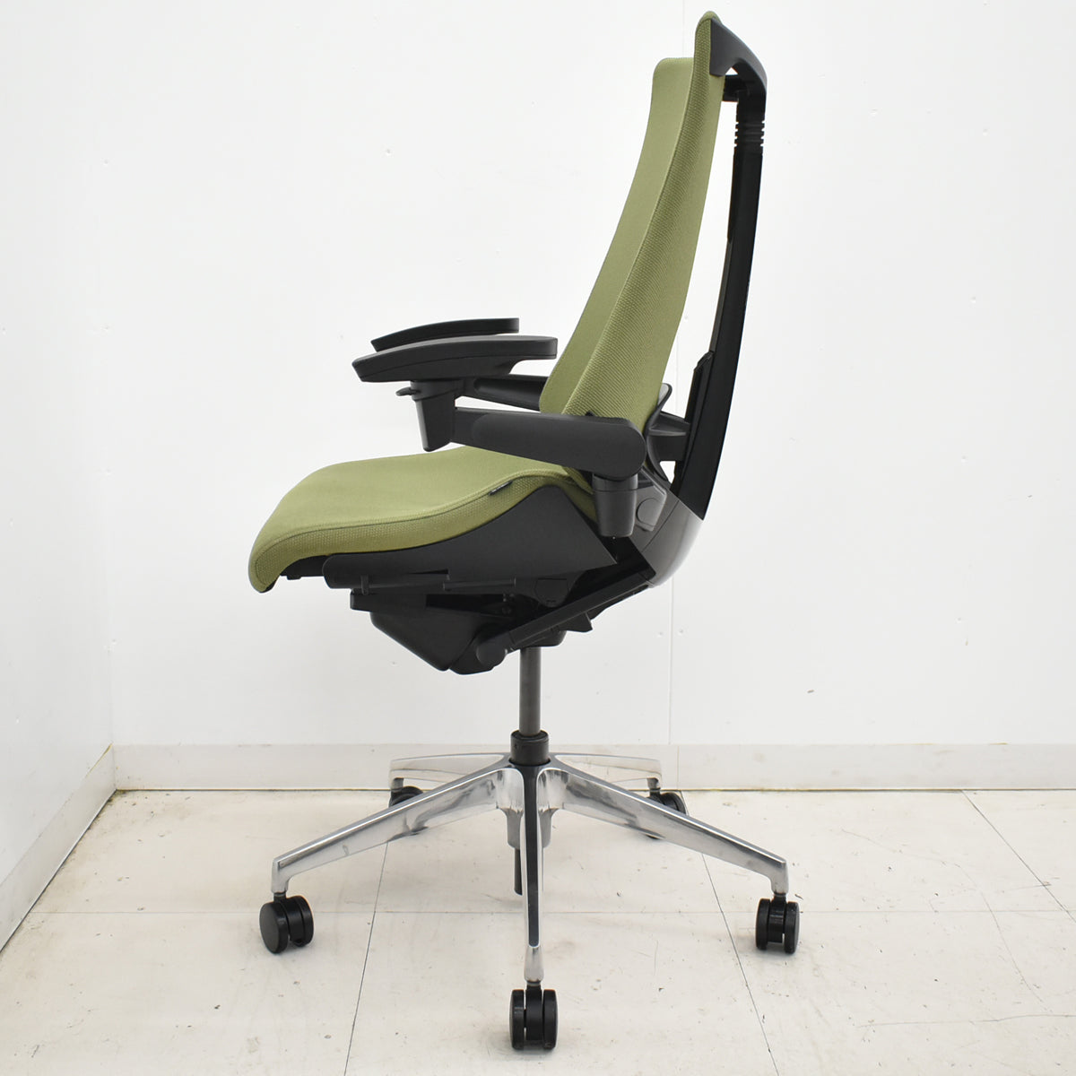 【中古】イトーキ　アクトチェア　４Ｄリンクアーム　ランバーサポート　ポリッシュ　2020年製　グリーン　2025120406【中古オフィス家具】
