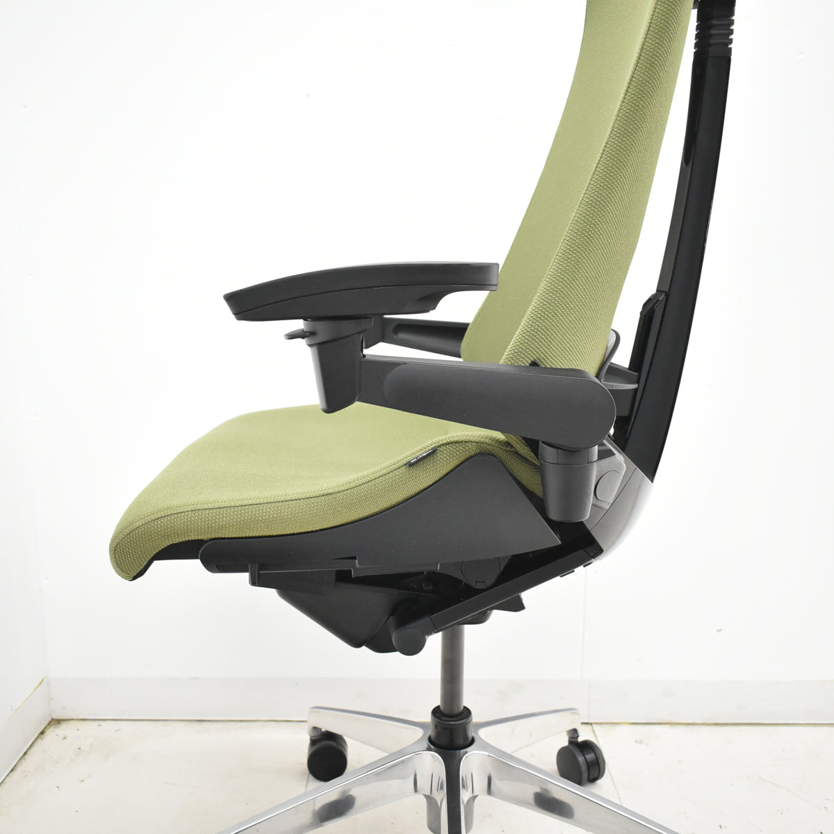 【中古】イトーキ　アクトチェア　４Ｄリンクアーム　ランバーサポート　ポリッシュ　2020年製　グリーン　2025120406【中古オフィス家具】