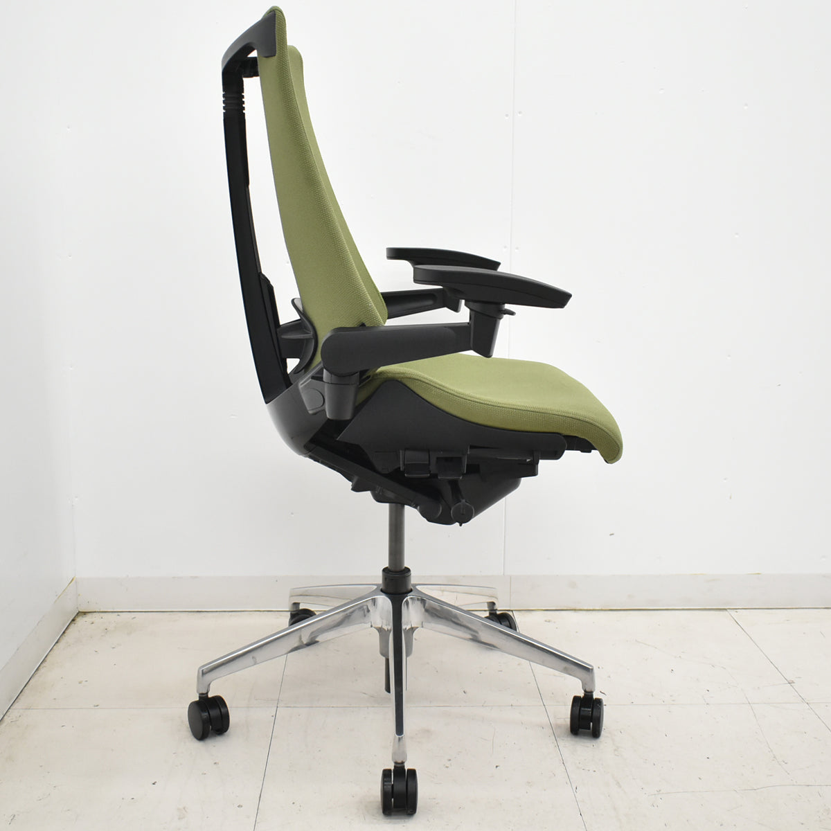 【中古】イトーキ　アクトチェア　４Ｄリンクアーム　ランバーサポート　ポリッシュ　2020年製　グリーン　2025120406【中古オフィス家具】