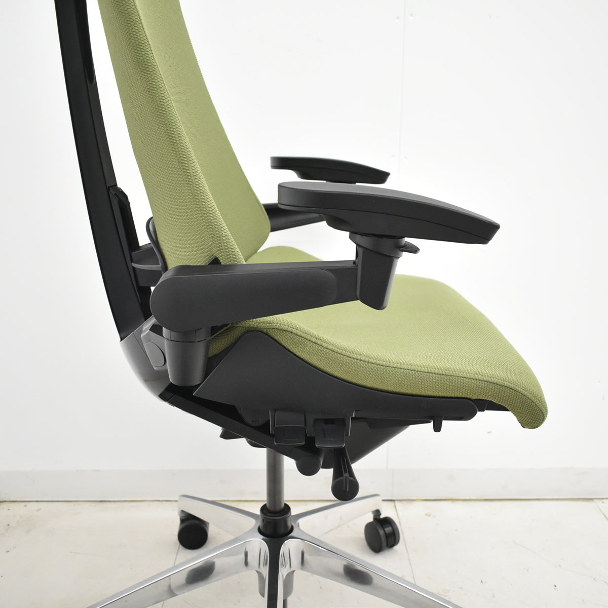 【中古】イトーキ　アクトチェア　４Ｄリンクアーム　ランバーサポート　ポリッシュ　2020年製　グリーン　2025120406【中古オフィス家具】
