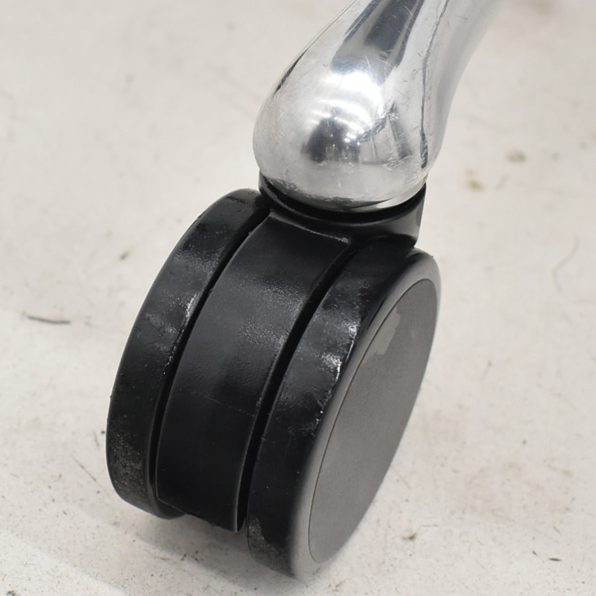 【中古】オカムラ　サブリナ　スタンダード　固定肘　ポリッシュ　前傾機能　ブルーグリーン　2025120501【中古オフィス家具】