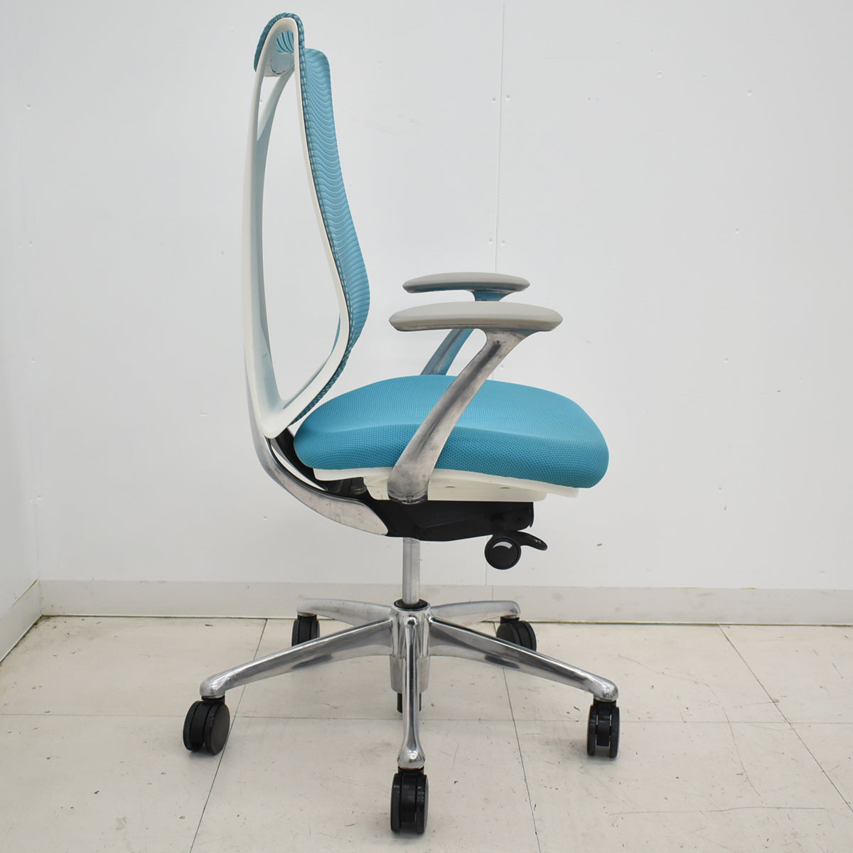 【中古】オカムラ　サブリナ　スタンダード　固定肘　ポリッシュ　前傾機能　ブルーグリーン　2025120501【中古オフィス家具】