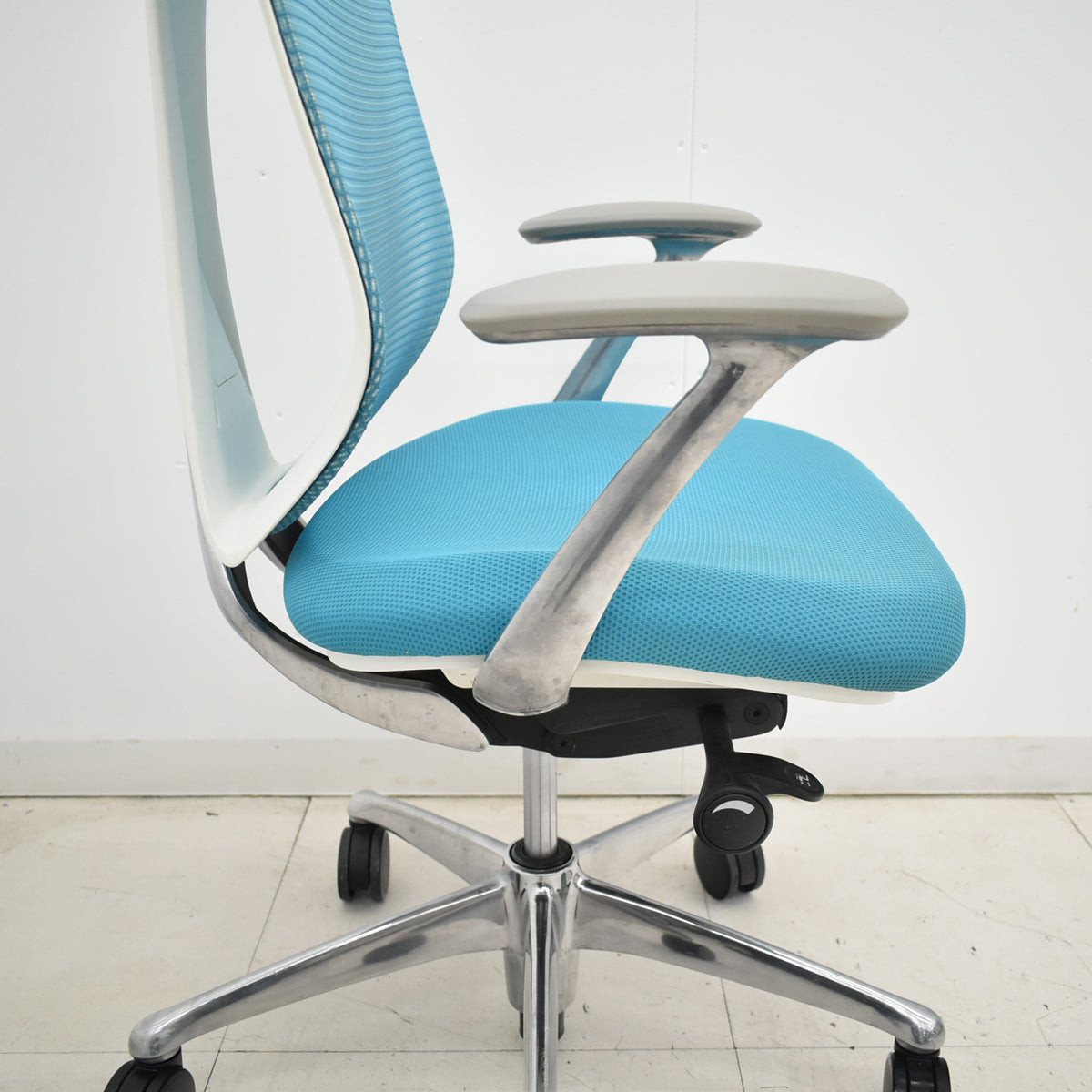 【中古】オカムラ　サブリナ　スタンダード　固定肘　ポリッシュ　前傾機能　ブルーグリーン　2025120501【中古オフィス家具】