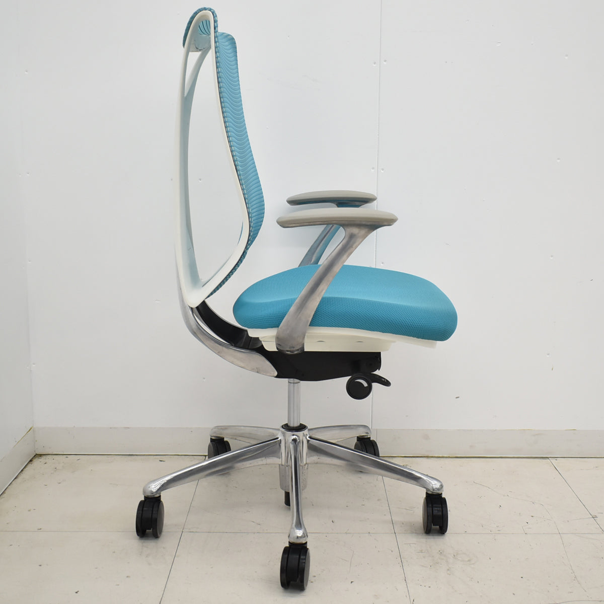 【中古】オカムラ　サブリナ　スタンダード　固定肘　ポリッシュ　前傾機能　ブルーグリーン　2025120502【中古オフィス家具】