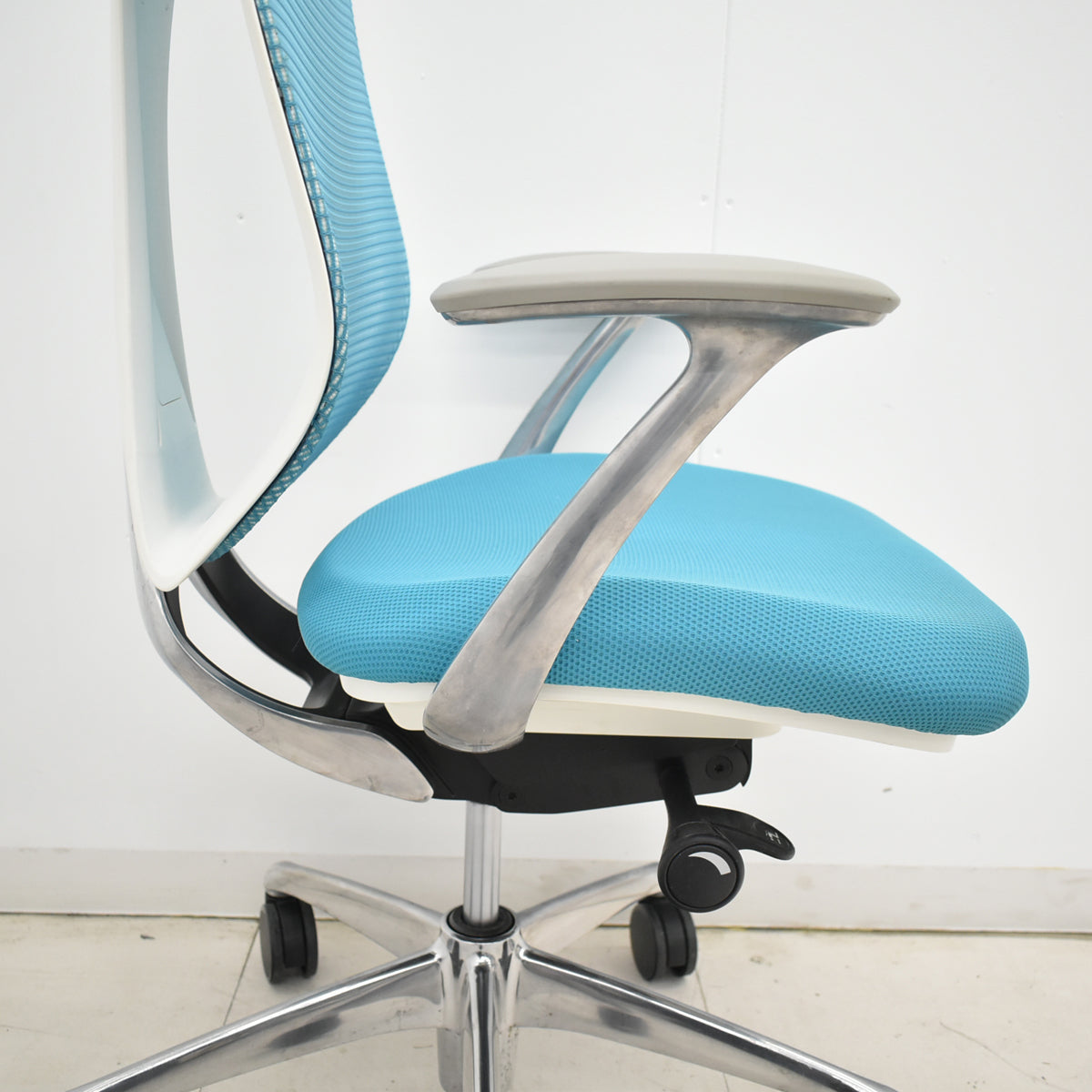 【中古】オカムラ　サブリナ　スタンダード　固定肘　ポリッシュ　前傾機能　ブルーグリーン　2025120502【中古オフィス家具】