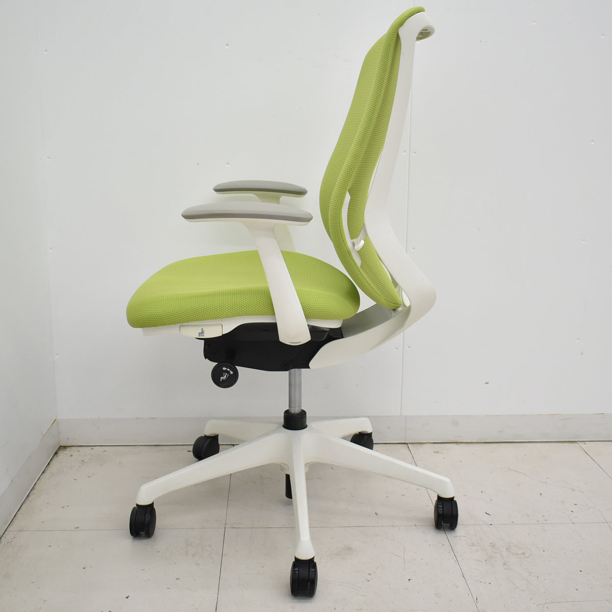【中古】オカムラ　シルフィー　ハイバック　固定肘　バックカーブアジャスト　前傾機能　グリーン　2025120601【中古オフィス家具】