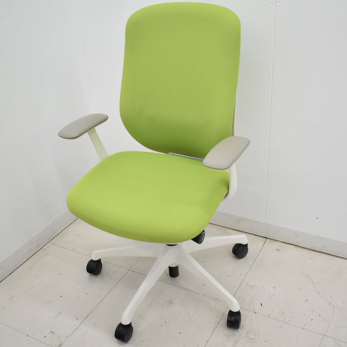 【中古】オカムラ　シルフィー　ハイバック　固定肘　バックカーブアジャスト　前傾機能　グリーン　2025120602【中古オフィス家具】