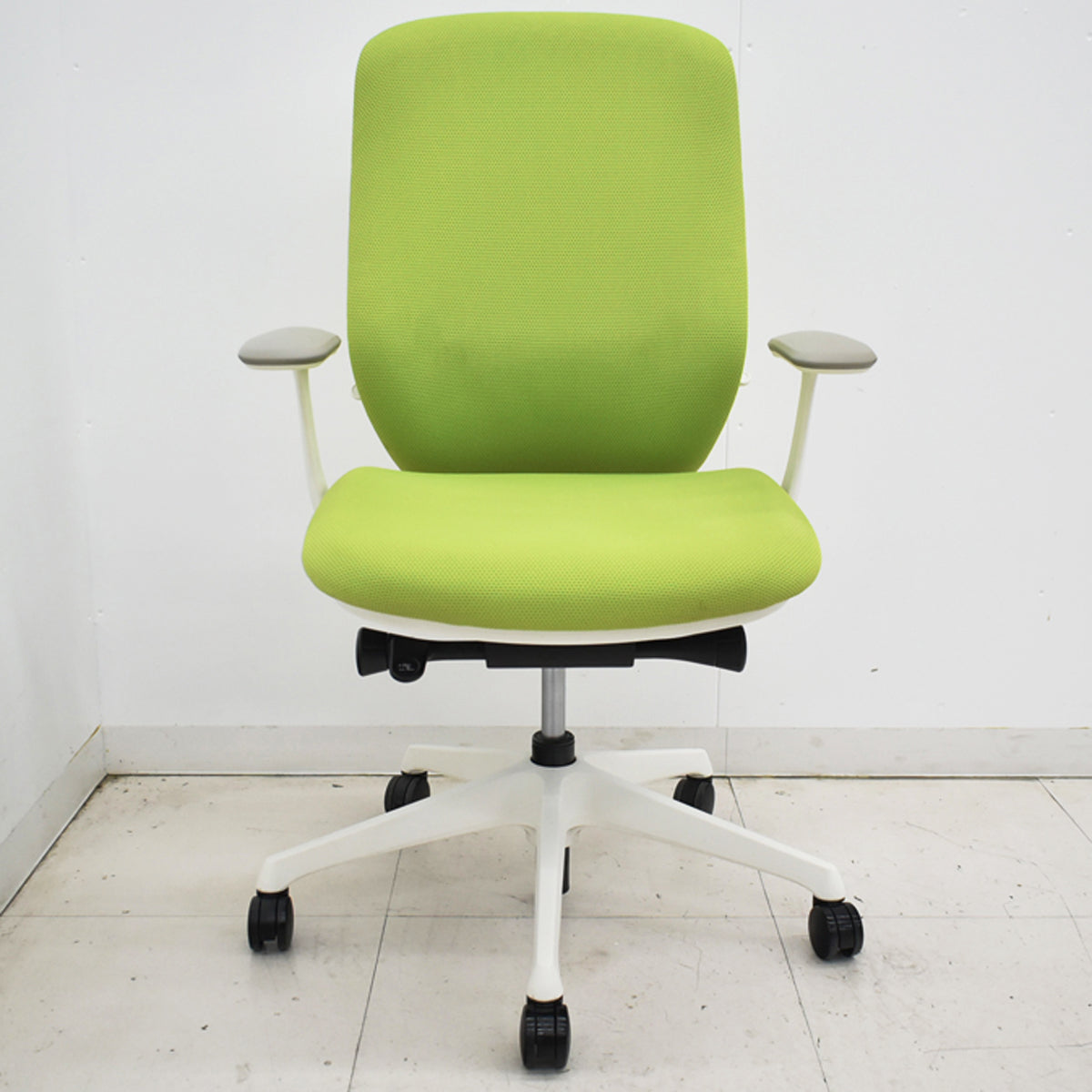 【中古】オカムラ　シルフィー　ハイバック　固定肘　バックカーブアジャスト　前傾機能　グリーン　2025120602【中古オフィス家具】