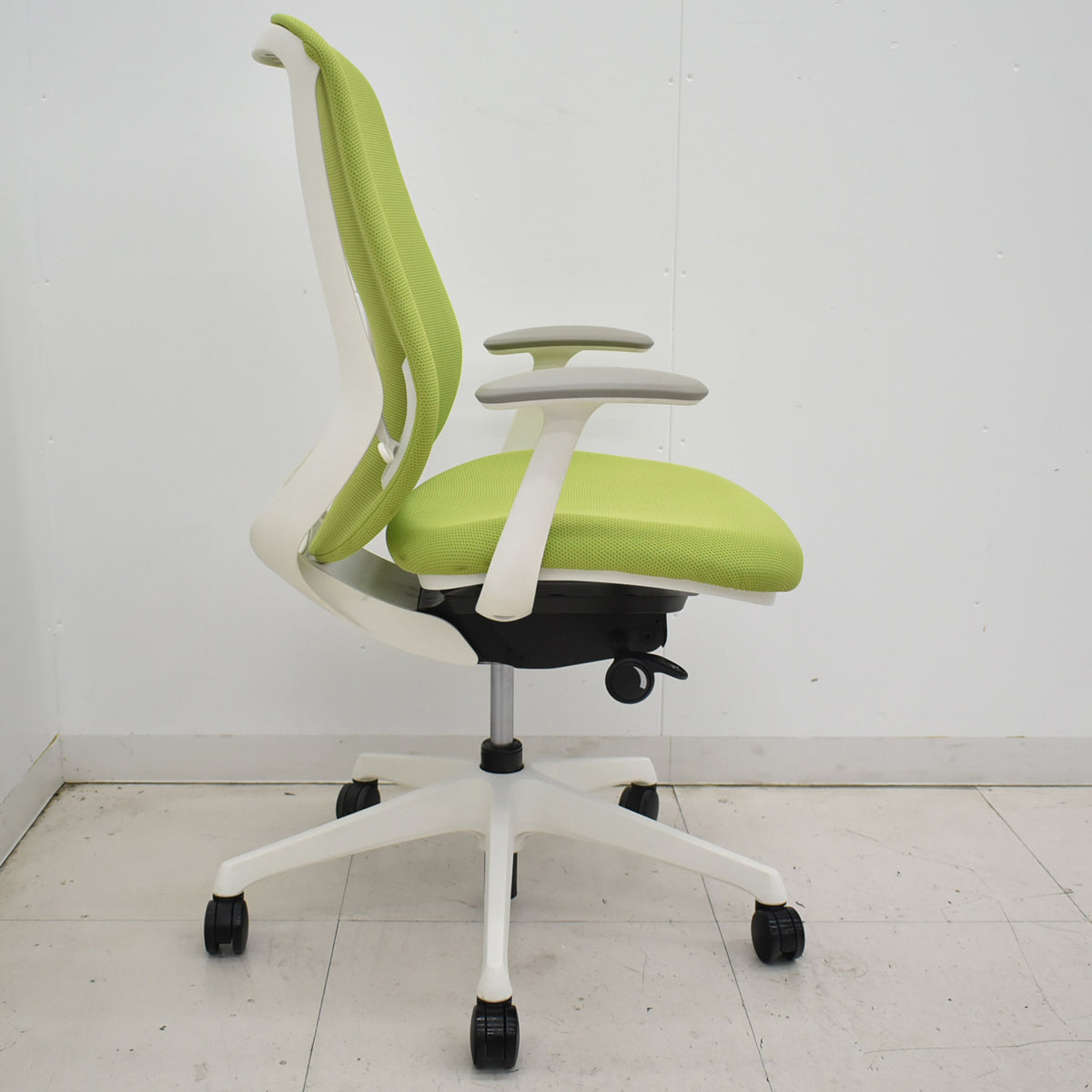 【中古】オカムラ　シルフィー　ハイバック　固定肘　バックカーブアジャスト　前傾機能　グリーン　2025120602【中古オフィス家具】