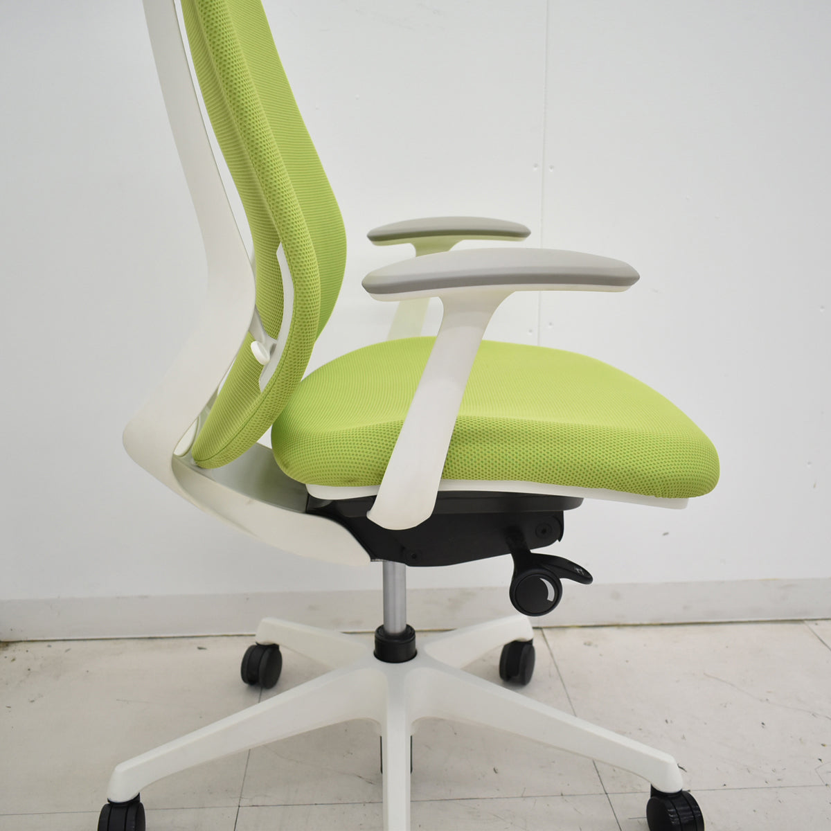 【中古】オカムラ　シルフィー　ハイバック　固定肘　バックカーブアジャスト　前傾機能　グリーン　2025120602【中古オフィス家具】