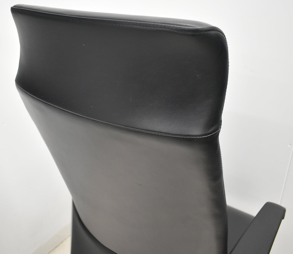 【中古】コクヨ　フィロソフィー　エクストラハイバック　固定肘　エアランバーサポート　ポリッシュ脚　ブラック革張り　2025120801【中古オフィス家具】