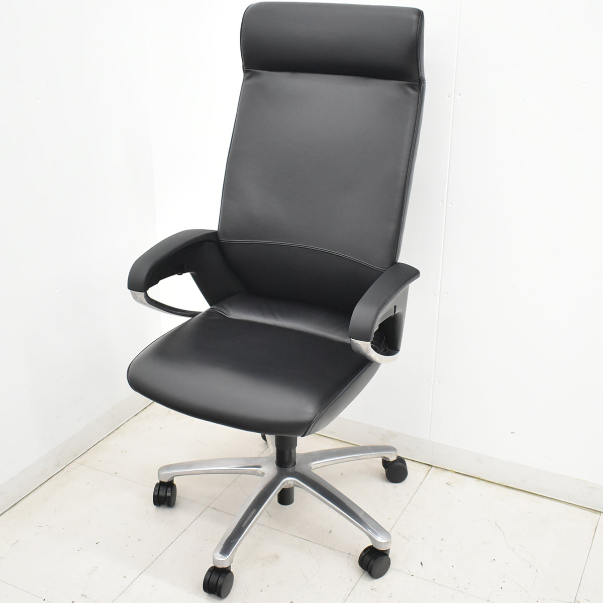 【中古】コクヨ　フィロソフィー　エクストラハイバック　固定肘　エアランバーサポート　ポリッシュ脚　ブラック革張り　2025120801【中古オフィス家具】