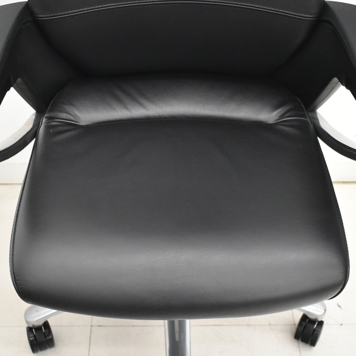 【中古】コクヨ　フィロソフィー　エクストラハイバック　固定肘　エアランバーサポート　ポリッシュ脚　ブラック革張り　2025120801【中古オフィス家具】