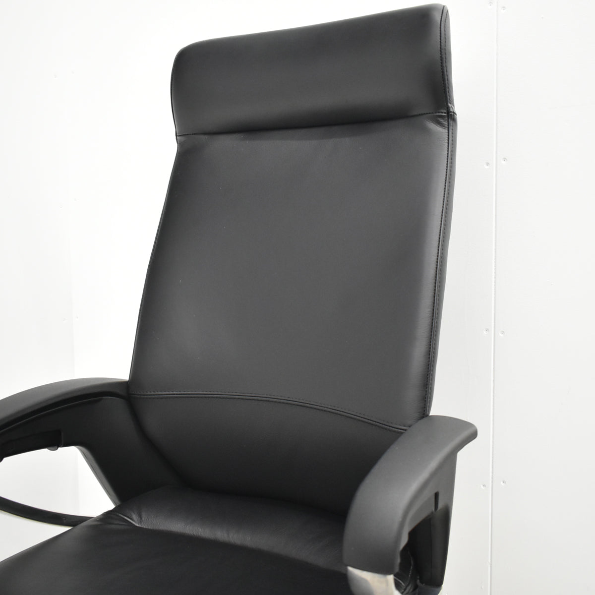 【中古】コクヨ　フィロソフィー　エクストラハイバック　固定肘　エアランバーサポート　ポリッシュ脚　ブラック革張り　2025120801【中古オフィス家具】