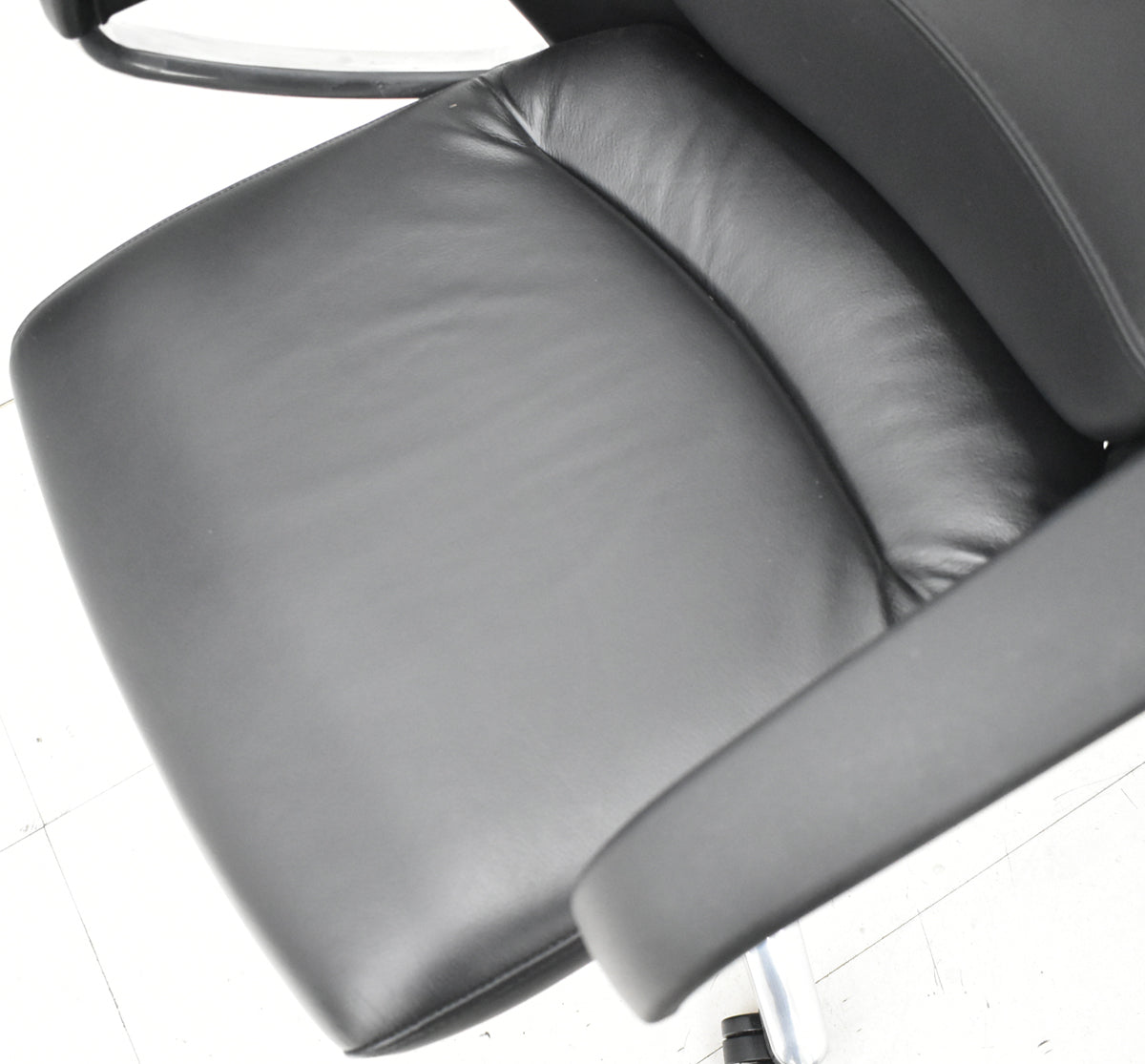 【中古】コクヨ　フィロソフィー　エクストラハイバック　固定肘　エアランバーサポート　ポリッシュ脚　ブラック革張り　2025120801【中古オフィス家具】