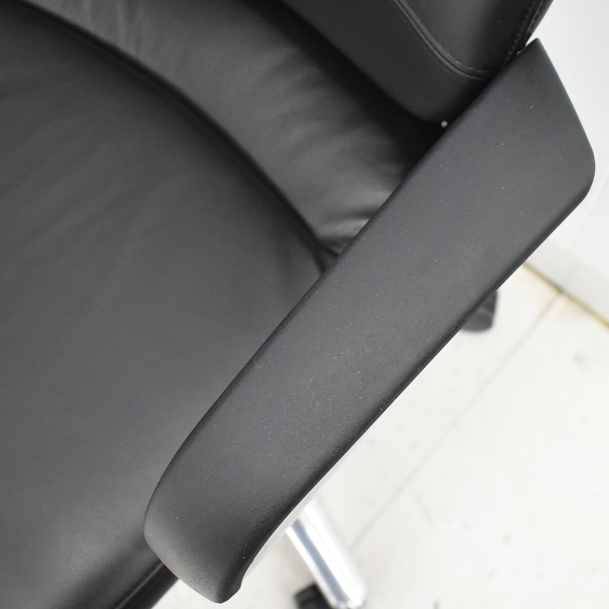 【中古】コクヨ　フィロソフィー　エクストラハイバック　固定肘　エアランバーサポート　ポリッシュ脚　ブラック革張り　2025120801【中古オフィス家具】