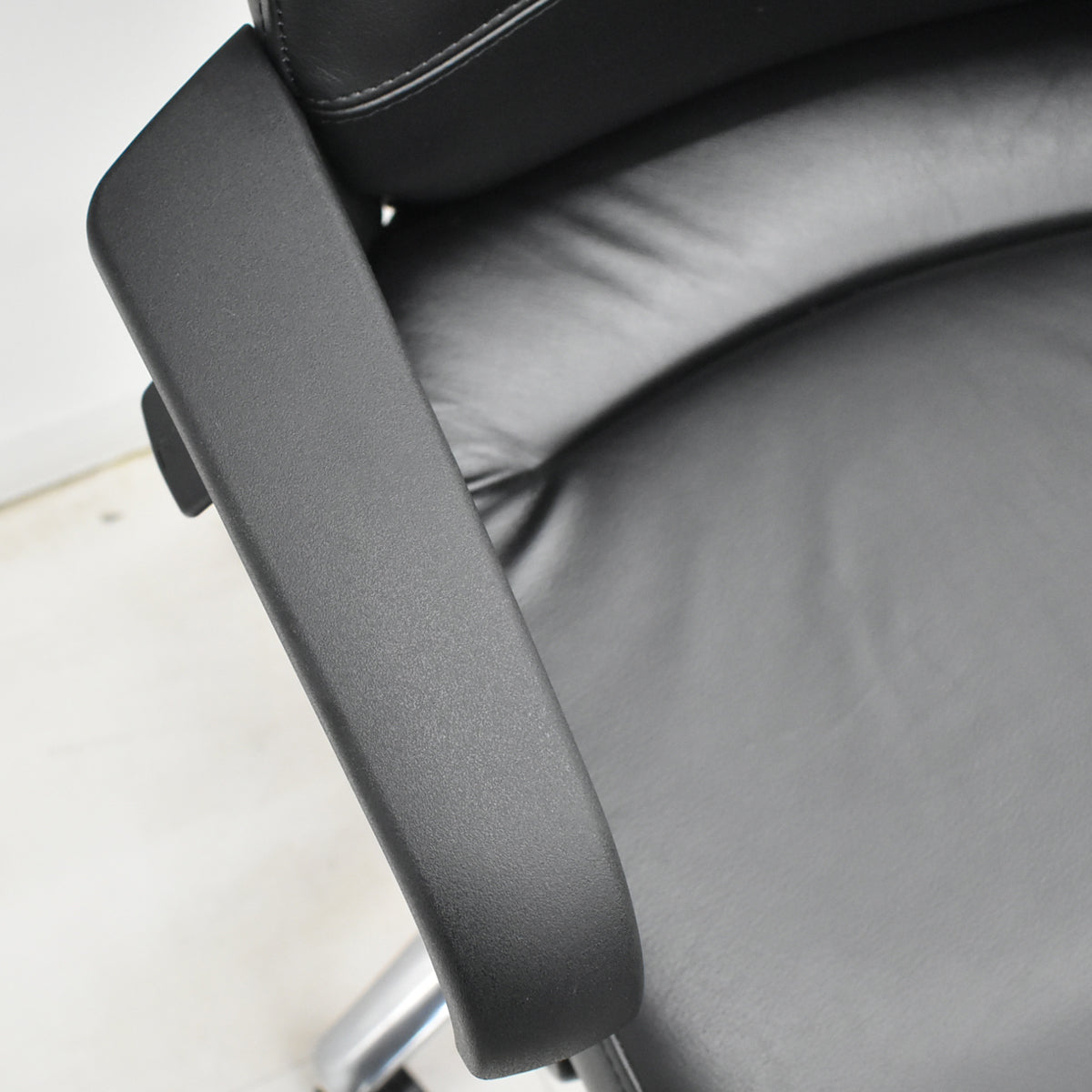 【中古】コクヨ　フィロソフィー　エクストラハイバック　固定肘　エアランバーサポート　ポリッシュ脚　ブラック革張り　2025120801【中古オフィス家具】