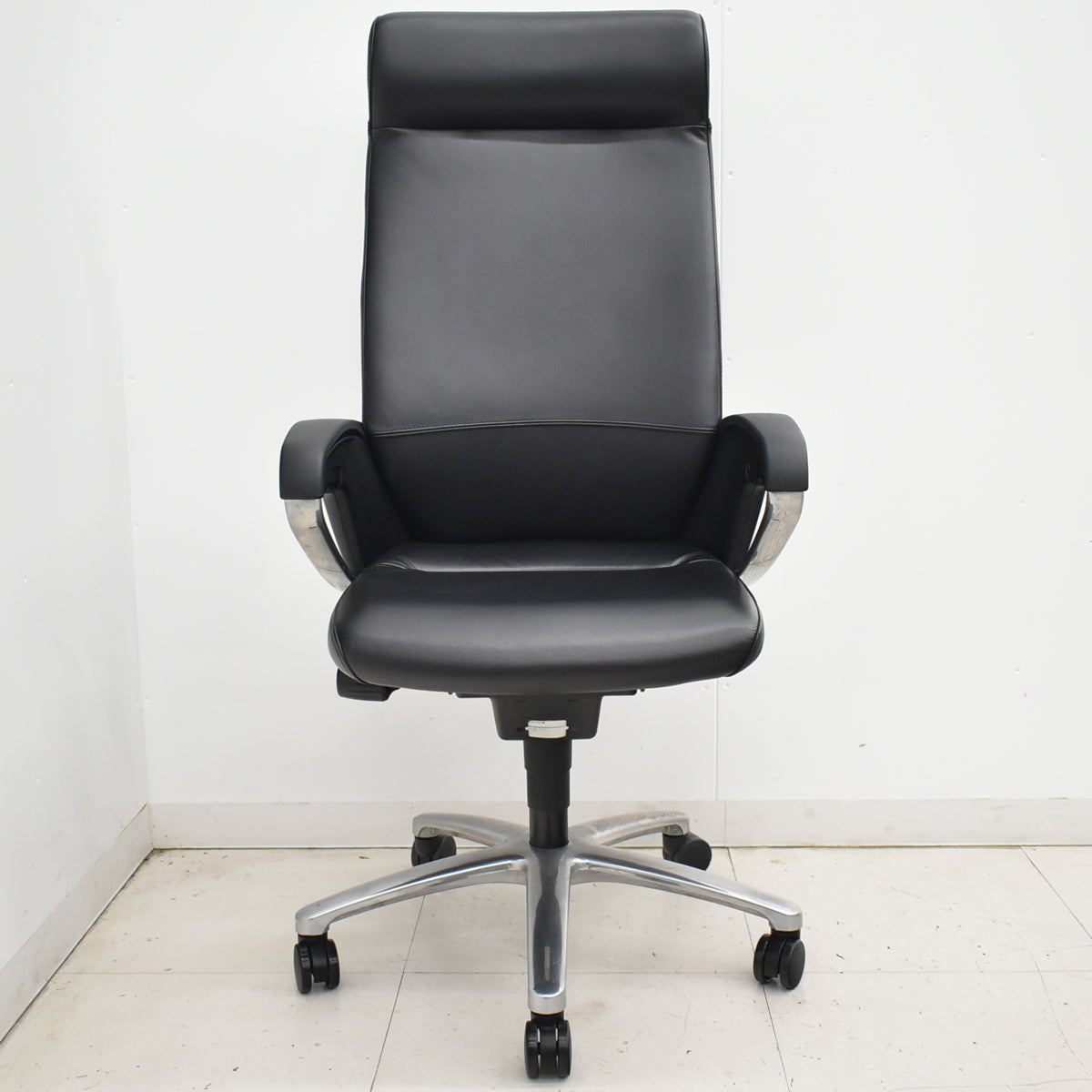 【中古】コクヨ　フィロソフィー　エクストラハイバック　固定肘　エアランバーサポート　ポリッシュ脚　ブラック革張り　2025120801【中古オフィス家具】