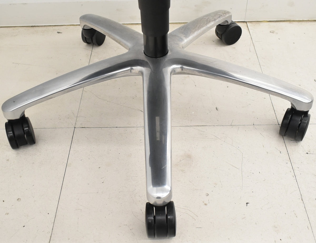 【中古】コクヨ　フィロソフィー　エクストラハイバック　固定肘　エアランバーサポート　ポリッシュ脚　ブラック革張り　2025120801【中古オフィス家具】