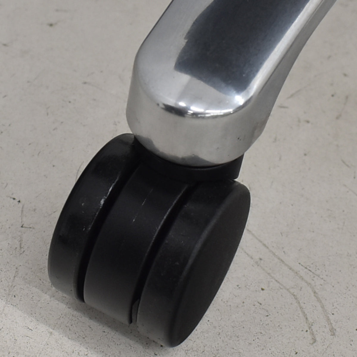 【中古】コクヨ　フィロソフィー　エクストラハイバック　固定肘　エアランバーサポート　ポリッシュ脚　ブラック革張り　2025120801【中古オフィス家具】