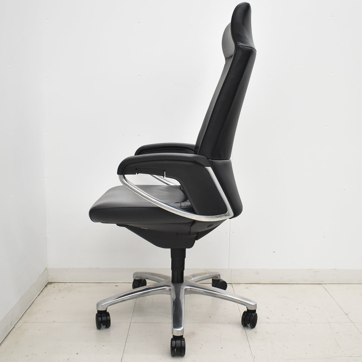 【中古】コクヨ　フィロソフィー　エクストラハイバック　固定肘　エアランバーサポート　ポリッシュ脚　ブラック革張り　2025120801【中古オフィス家具】