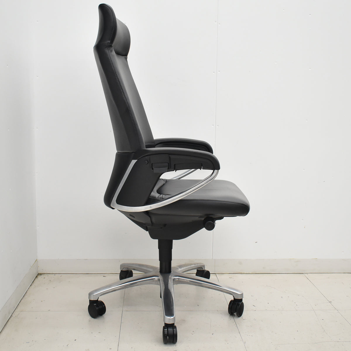 【中古】コクヨ　フィロソフィー　エクストラハイバック　固定肘　エアランバーサポート　ポリッシュ脚　ブラック革張り　2025120801【中古オフィス家具】