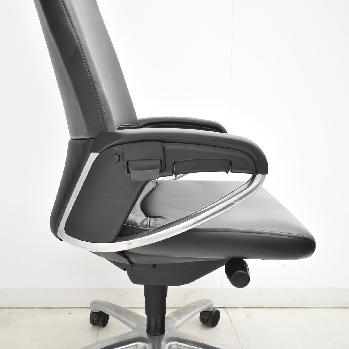 【中古】コクヨ　フィロソフィー　エクストラハイバック　固定肘　エアランバーサポート　ポリッシュ脚　ブラック革張り　2025120801【中古オフィス家具】