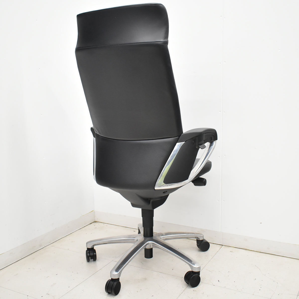 【中古】コクヨ　フィロソフィー　エクストラハイバック　固定肘　エアランバーサポート　ポリッシュ脚　ブラック革張り　2025120801【中古オフィス家具】