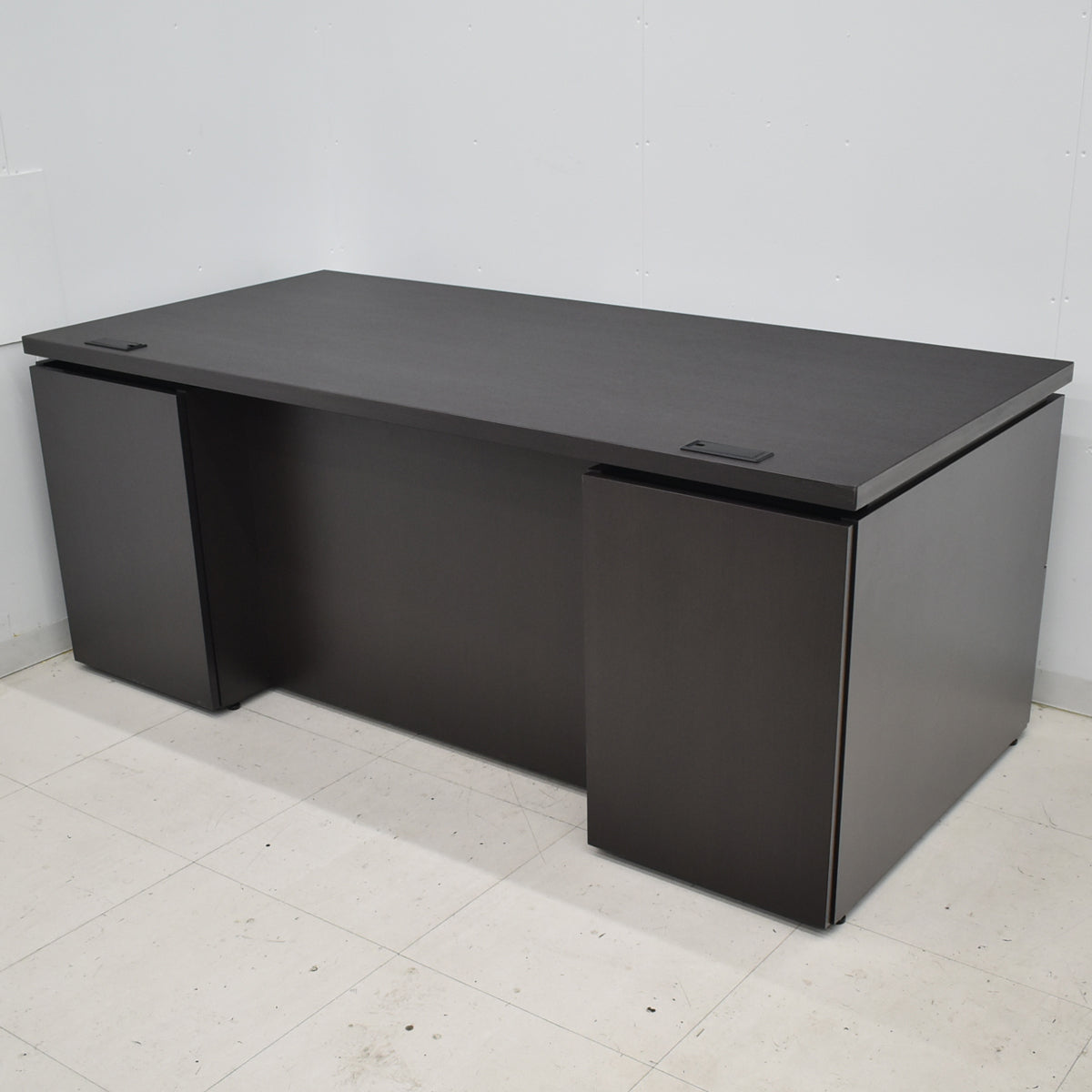 【中古】コクヨ　マネージメントS370シリーズ　役員用両袖デスク　2021年製　W1800　ウェンジブラウン　2025120803【中古オフィス家具】