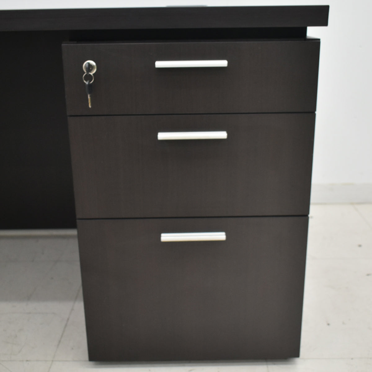 【中古】コクヨ　マネージメントS370シリーズ　役員用両袖デスク　2021年製　W1800　ウェンジブラウン　2025120803【中古オフィス家具】