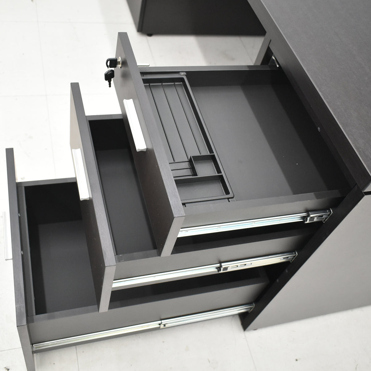 【中古】コクヨ　マネージメントS370シリーズ　役員用両袖デスク　2021年製　W1800　ウェンジブラウン　2025120803【中古オフィス家具】