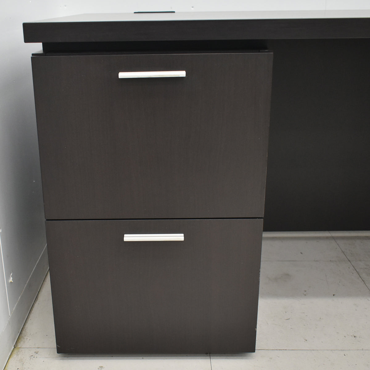 【中古】コクヨ　マネージメントS370シリーズ　役員用両袖デスク　2021年製　W1800　ウェンジブラウン　2025120803【中古オフィス家具】