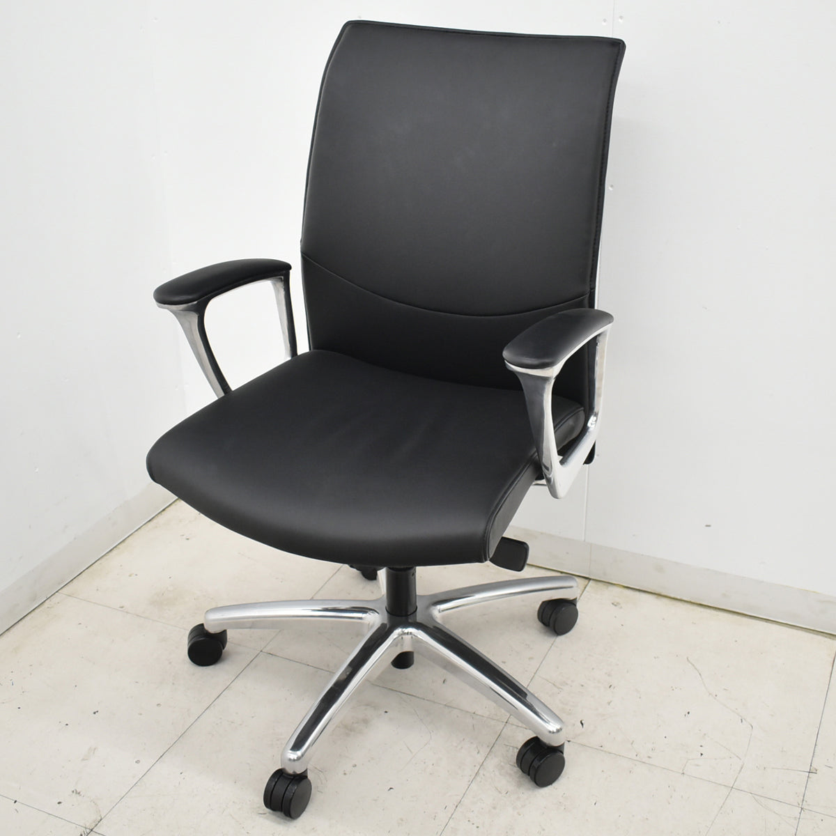 【中古】オカムラ　CEシリーズ　エグゼクティブチェア 固定肘　総革張り　ブラック　ポリッシュ 2024年製　2025120901【中古オフィス家具】