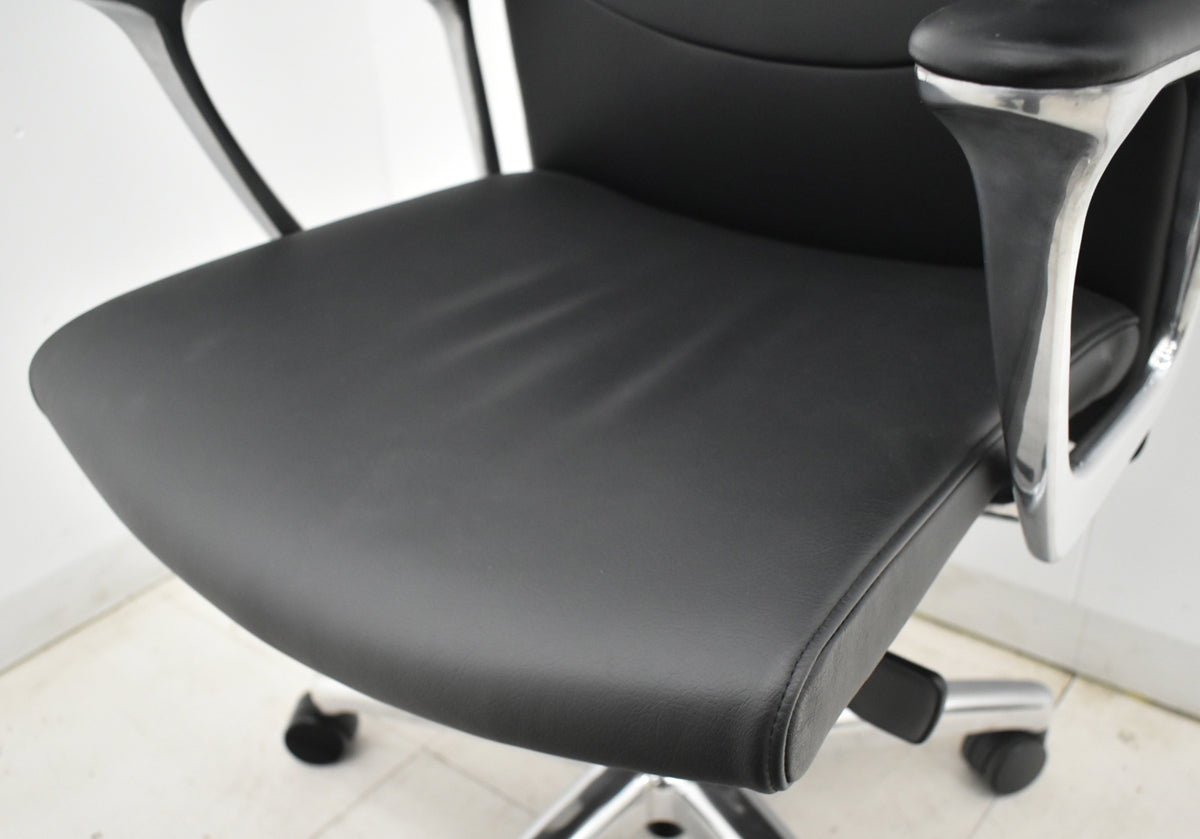 【中古】オカムラ　CEシリーズ　エグゼクティブチェア 固定肘　総革張り　ブラック　ポリッシュ 2024年製　2025120901【中古オフィス家具】
