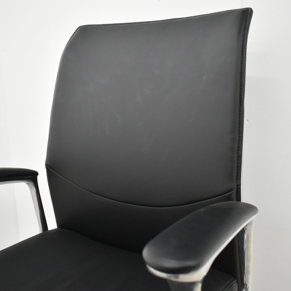 【中古】オカムラ　CEシリーズ　エグゼクティブチェア 固定肘　総革張り　ブラック　ポリッシュ 2024年製　2025120901【中古オフィス家具】