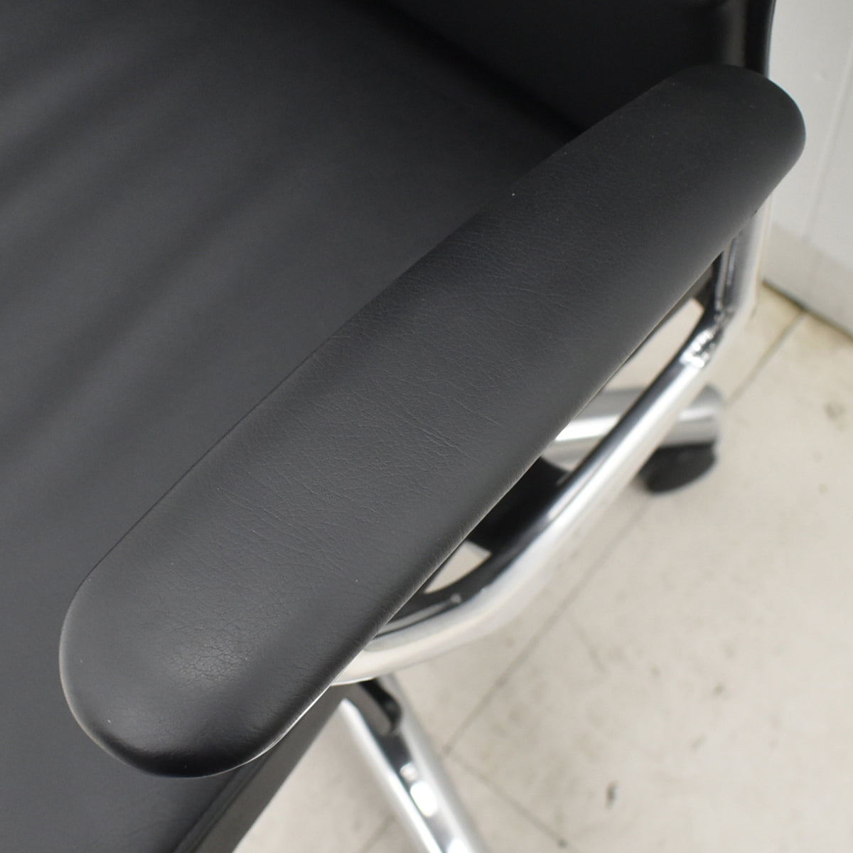 【中古】オカムラ　CEシリーズ　エグゼクティブチェア 固定肘　総革張り　ブラック　ポリッシュ 2024年製　2025120901【中古オフィス家具】