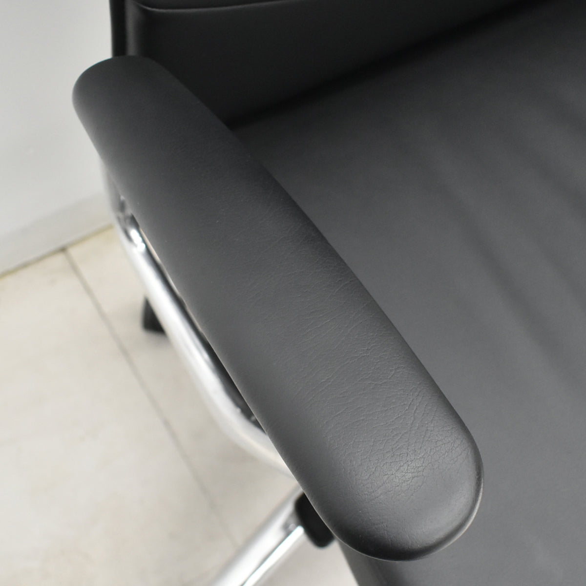 【中古】オカムラ　CEシリーズ　エグゼクティブチェア 固定肘　総革張り　ブラック　ポリッシュ 2024年製　2025120901【中古オフィス家具】