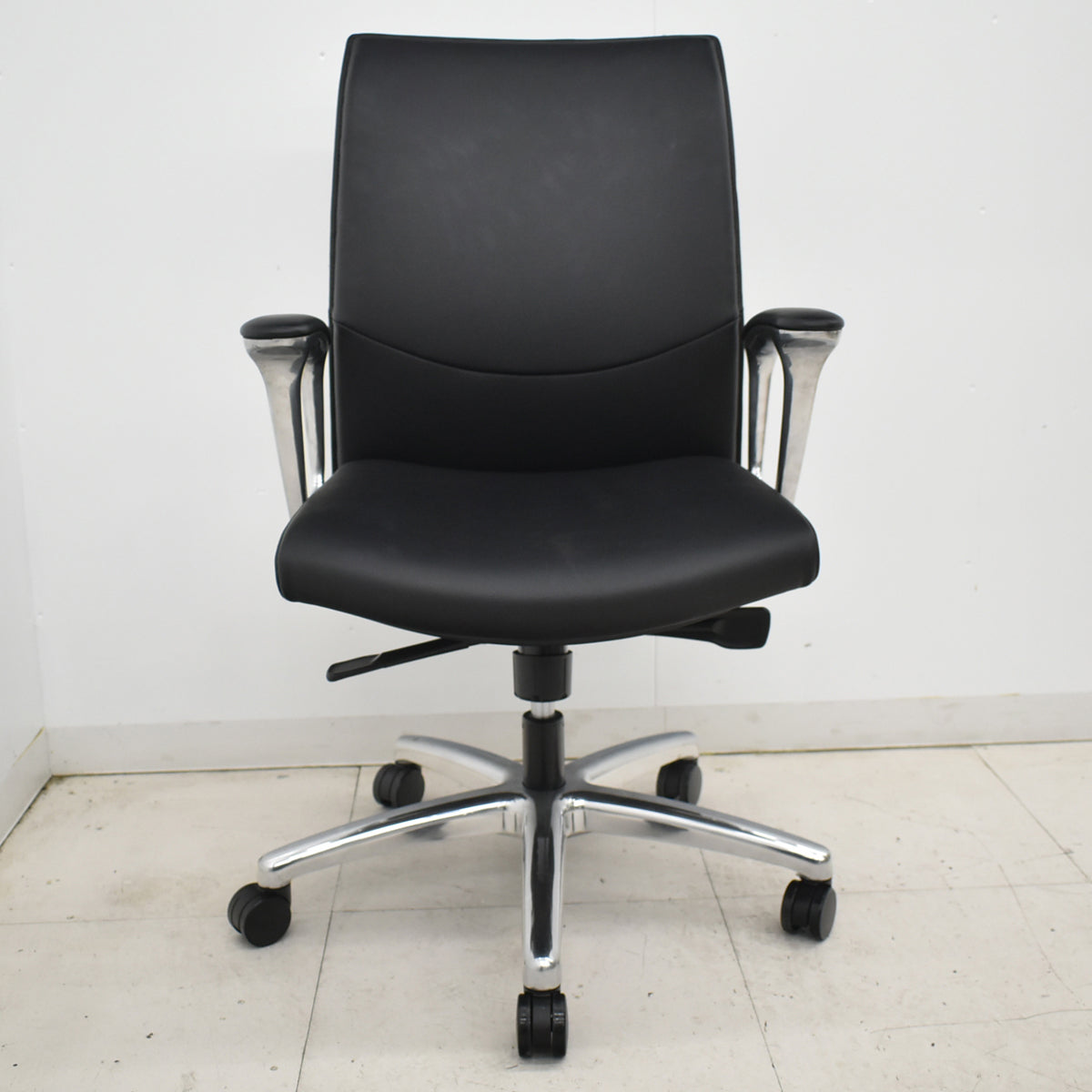 【中古】オカムラ　CEシリーズ　エグゼクティブチェア 固定肘　総革張り　ブラック　ポリッシュ 2024年製　2025120901【中古オフィス家具】