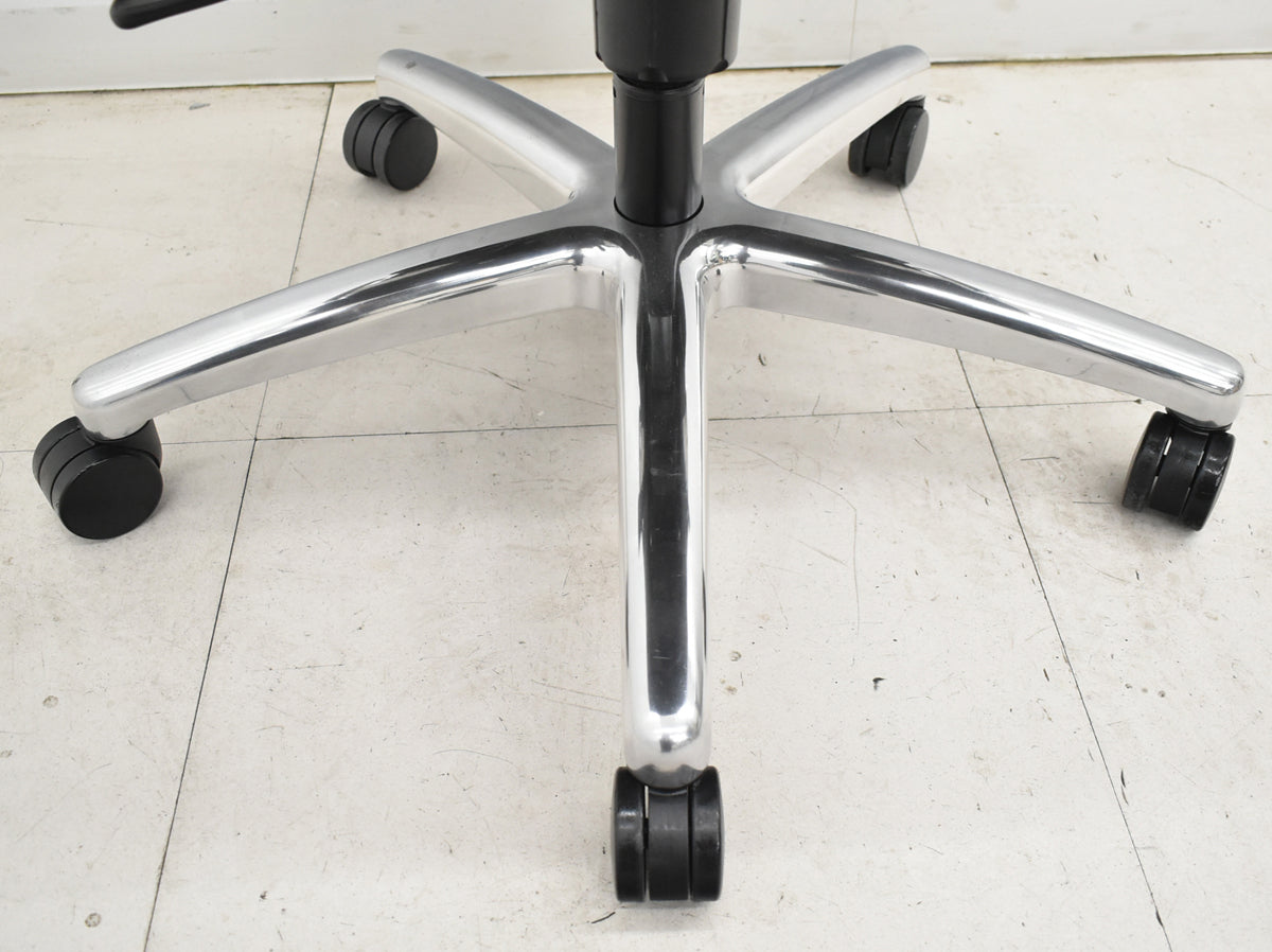 【中古】オカムラ　CEシリーズ　エグゼクティブチェア 固定肘　総革張り　ブラック　ポリッシュ 2024年製　2025120901【中古オフィス家具】