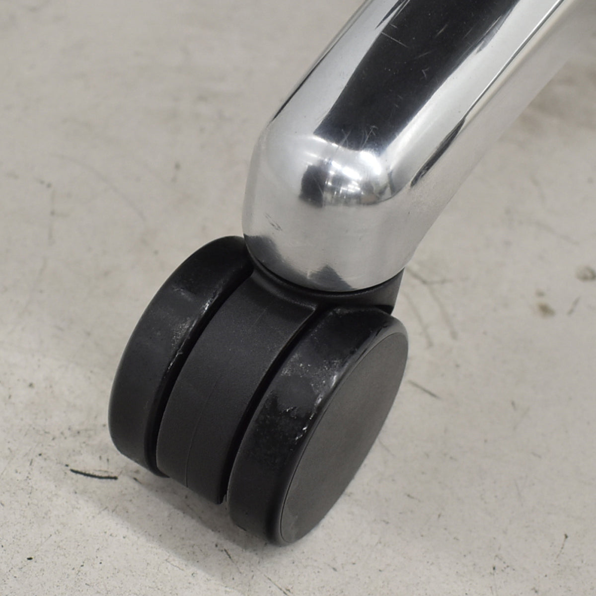 【中古】オカムラ　CEシリーズ　エグゼクティブチェア 固定肘　総革張り　ブラック　ポリッシュ 2024年製　2025120901【中古オフィス家具】