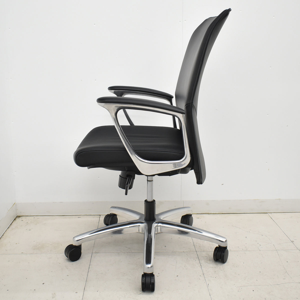 【中古】オカムラ　CEシリーズ　エグゼクティブチェア 固定肘　総革張り　ブラック　ポリッシュ 2024年製　2025120901【中古オフィス家具】