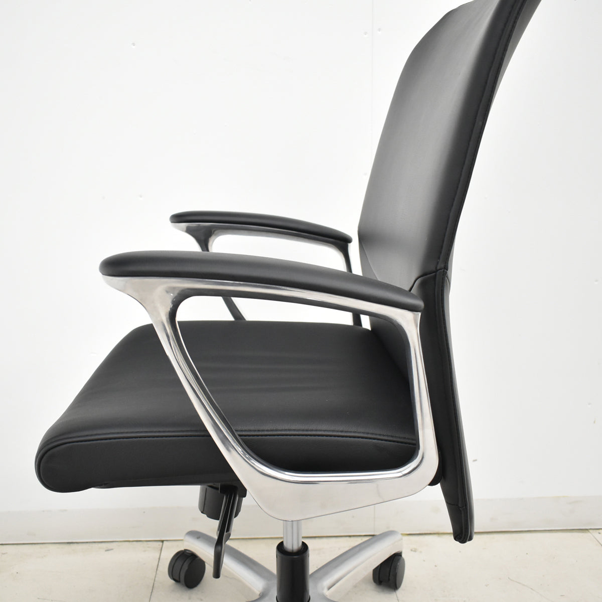 【中古】オカムラ　CEシリーズ　エグゼクティブチェア 固定肘　総革張り　ブラック　ポリッシュ 2024年製　2025120901【中古オフィス家具】