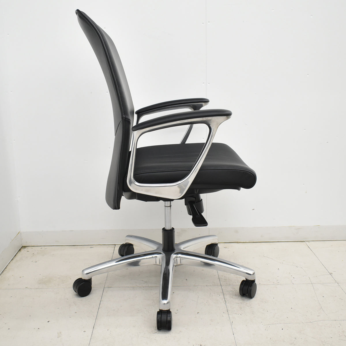 【中古】オカムラ　CEシリーズ　エグゼクティブチェア 固定肘　総革張り　ブラック　ポリッシュ 2024年製　2025120901【中古オフィス家具】