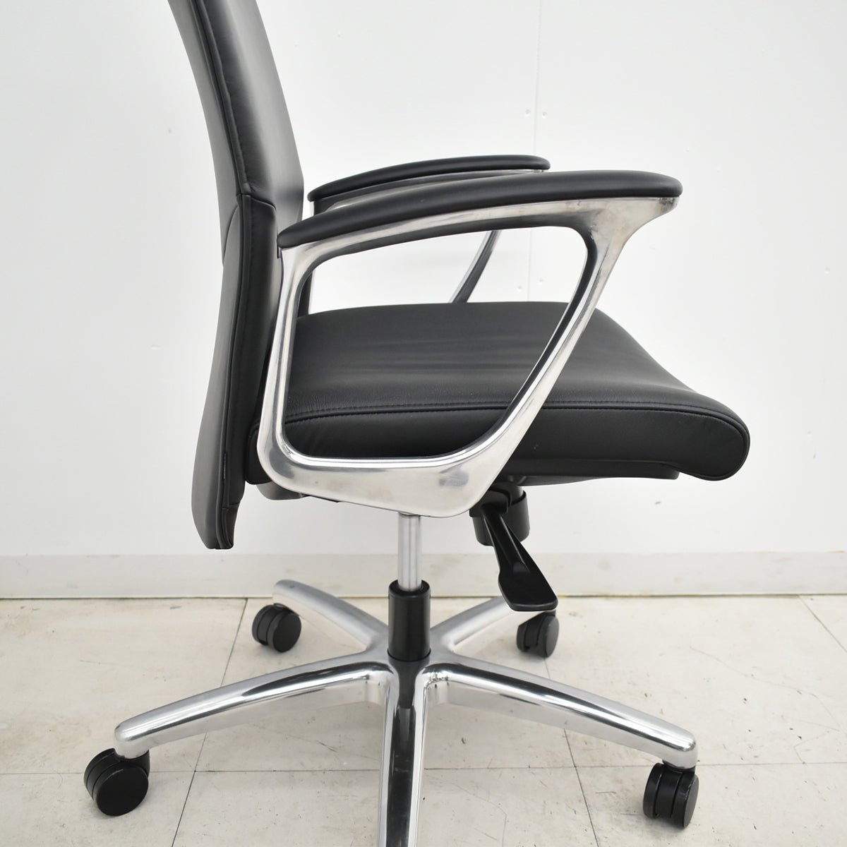【中古】オカムラ　CEシリーズ　エグゼクティブチェア 固定肘　総革張り　ブラック　ポリッシュ 2024年製　2025120901【中古オフィス家具】