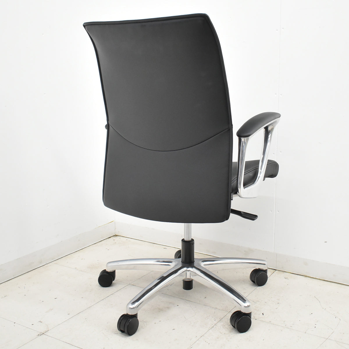 【中古】オカムラ　CEシリーズ　エグゼクティブチェア 固定肘　総革張り　ブラック　ポリッシュ 2024年製　2025120901【中古オフィス家具】