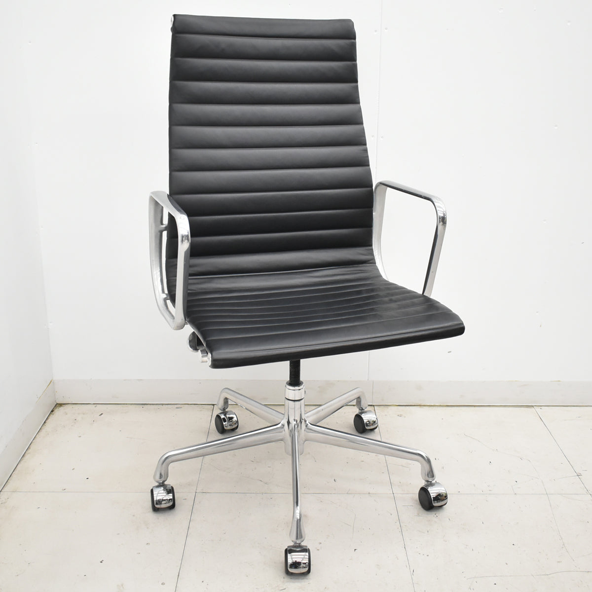 【中古】ハーマン・ミラー　アルミナムグループチェア　エグゼクティブ　総革張り　固定肘　ブラック　2025120902【中古オフィス家具】