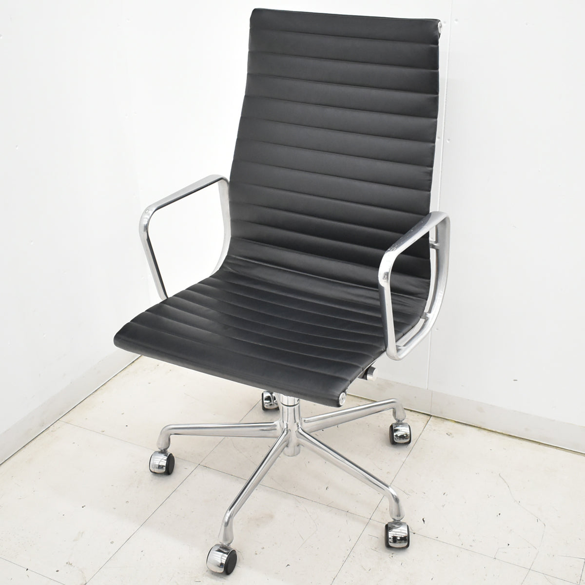 【中古】ハーマン・ミラー　アルミナムグループチェア　エグゼクティブ　総革張り　固定肘　ブラック　2025120902【中古オフィス家具】