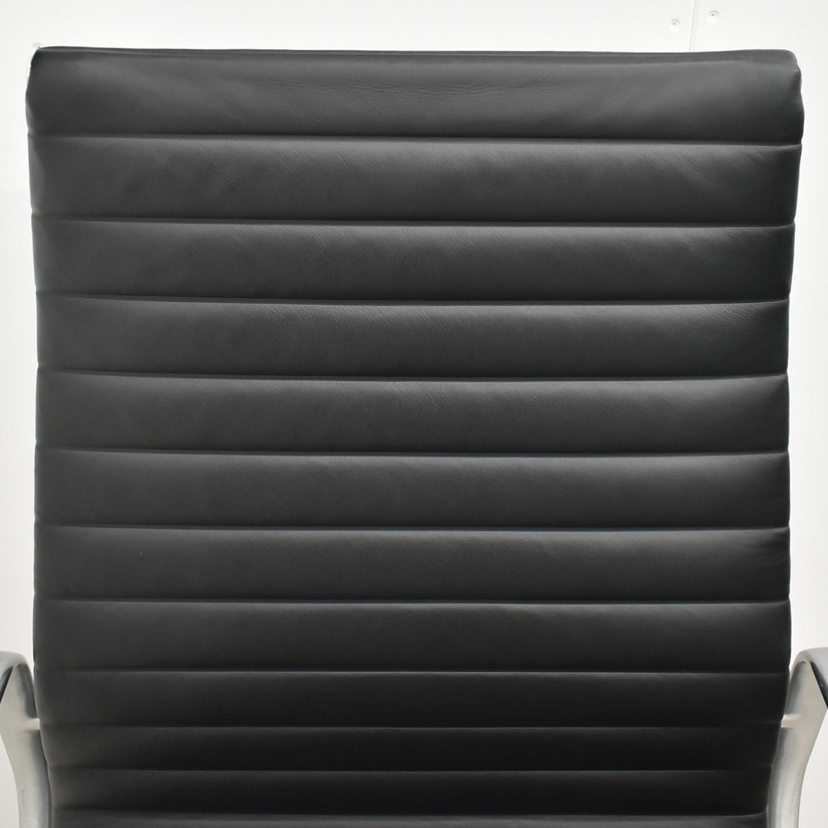 【中古】ハーマン・ミラー　アルミナムグループチェア　エグゼクティブ　総革張り　固定肘　ブラック　2025120902【中古オフィス家具】