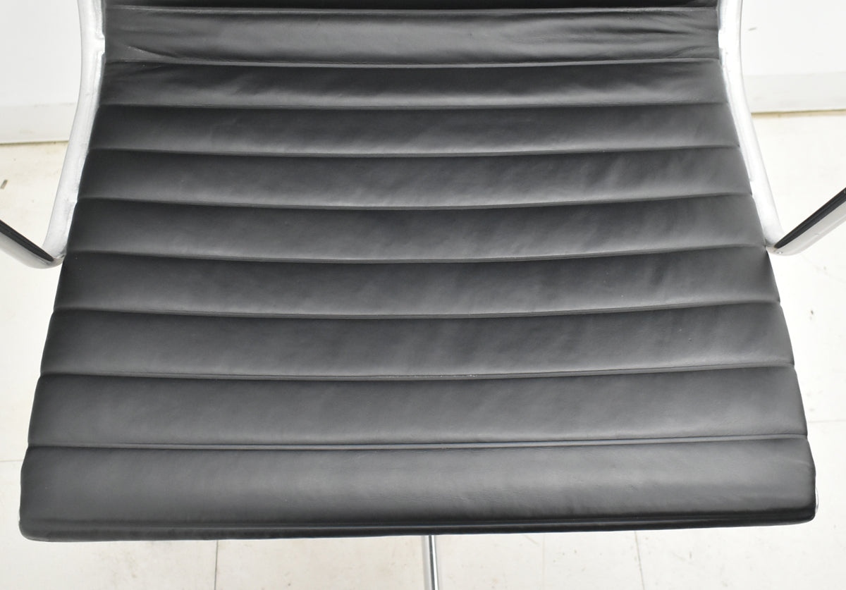 【中古】ハーマン・ミラー　アルミナムグループチェア　エグゼクティブ　総革張り　固定肘　ブラック　2025120902【中古オフィス家具】