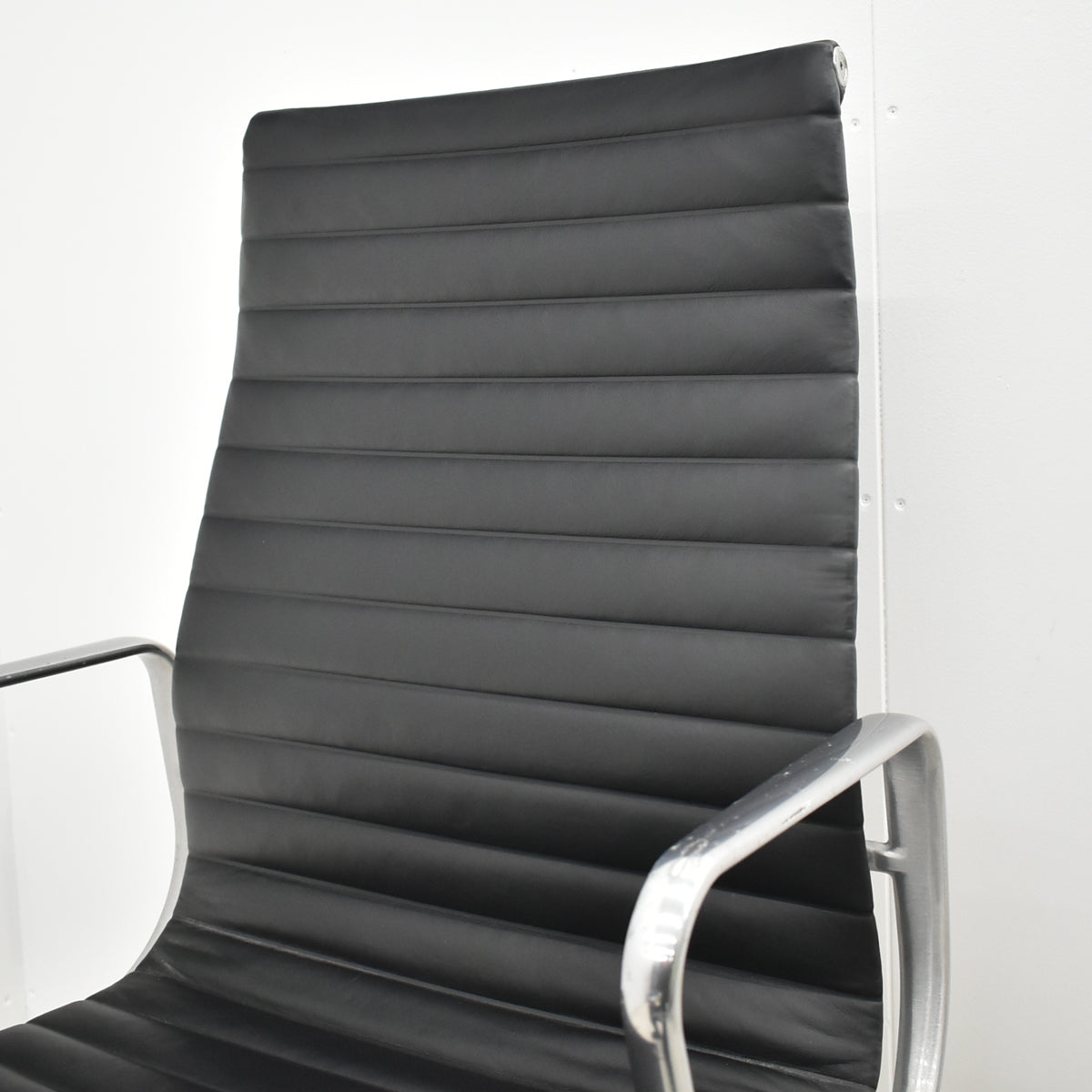 【中古】ハーマン・ミラー　アルミナムグループチェア　エグゼクティブ　総革張り　固定肘　ブラック　2025120902【中古オフィス家具】